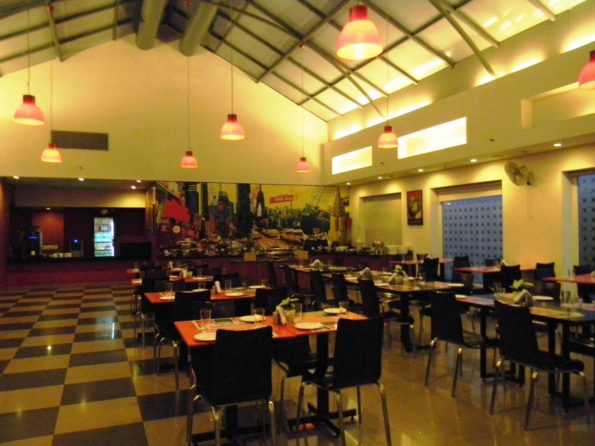 Red Fox By Lemon Tree Hotels, East Delhi Εξωτερικό φωτογραφία