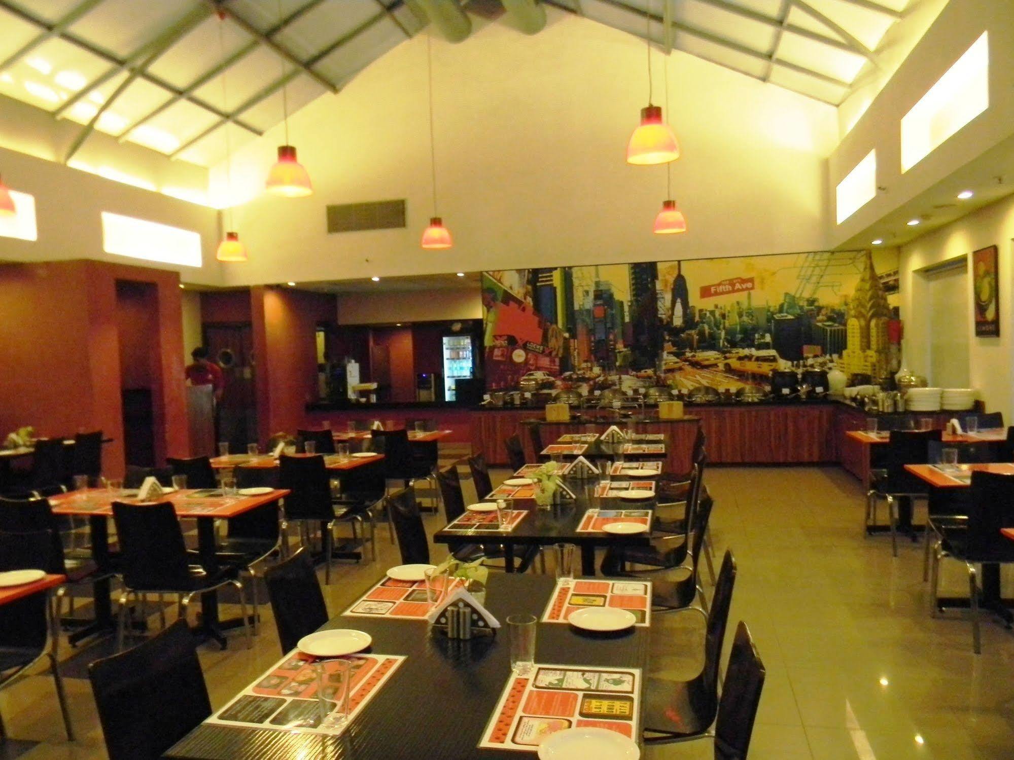 Red Fox By Lemon Tree Hotels, East Delhi Εξωτερικό φωτογραφία